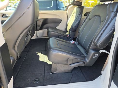 Used 2024 Chrysler Pacifica Touring-L image 15