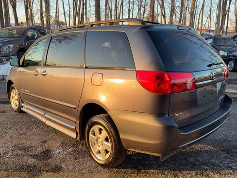 Used 2010 Toyota Sienna LE image 7