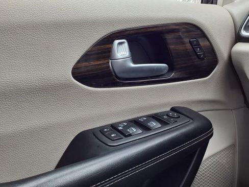 Used 2024 Chrysler Pacifica Limited image 20