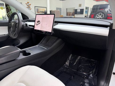 Used 2021 Tesla Model Y Long Range AWD/4WD image 19
