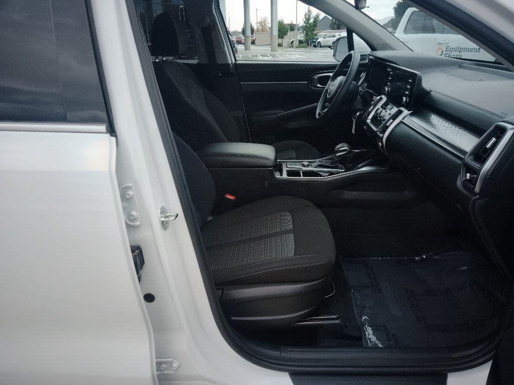 Used 2023 Kia Sorento LX AWD/4WD image 17