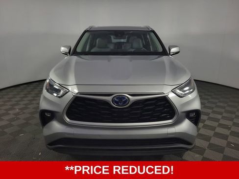 Used 2022 Toyota Highlander XLE image 2