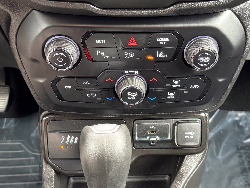 Used 2021 Jeep Renegade Latitude w/ Luxury Group I AWD/4WD image 28