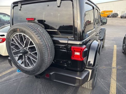 Used 2023 Jeep Wrangler Unlimited Sahara w/ Cold Weather Group image 14