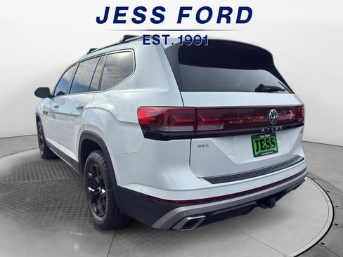 Used 2024 Volkswagen Atlas Peak Edition SEL image 3