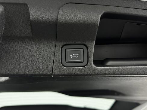 Used 2023 GMC Acadia SLE w/ Driver Convenience Package image 30