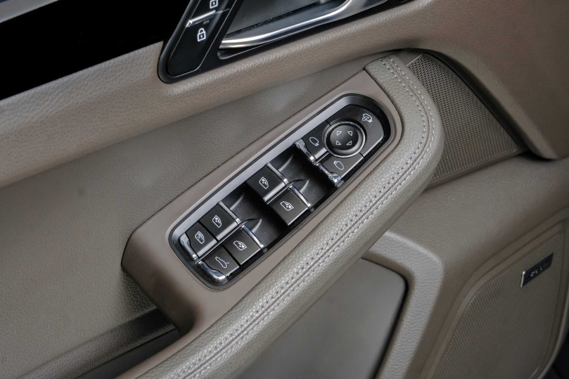 Used 2023 Porsche Macan Turbo AWD/4WD image 45