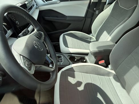 Used 2025 Volkswagen Taos SE image 5