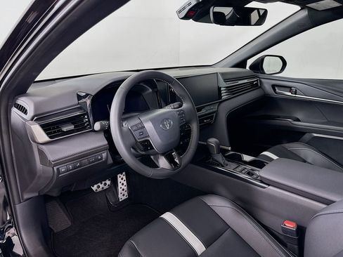 Used 2025 Toyota Camry SE image 9