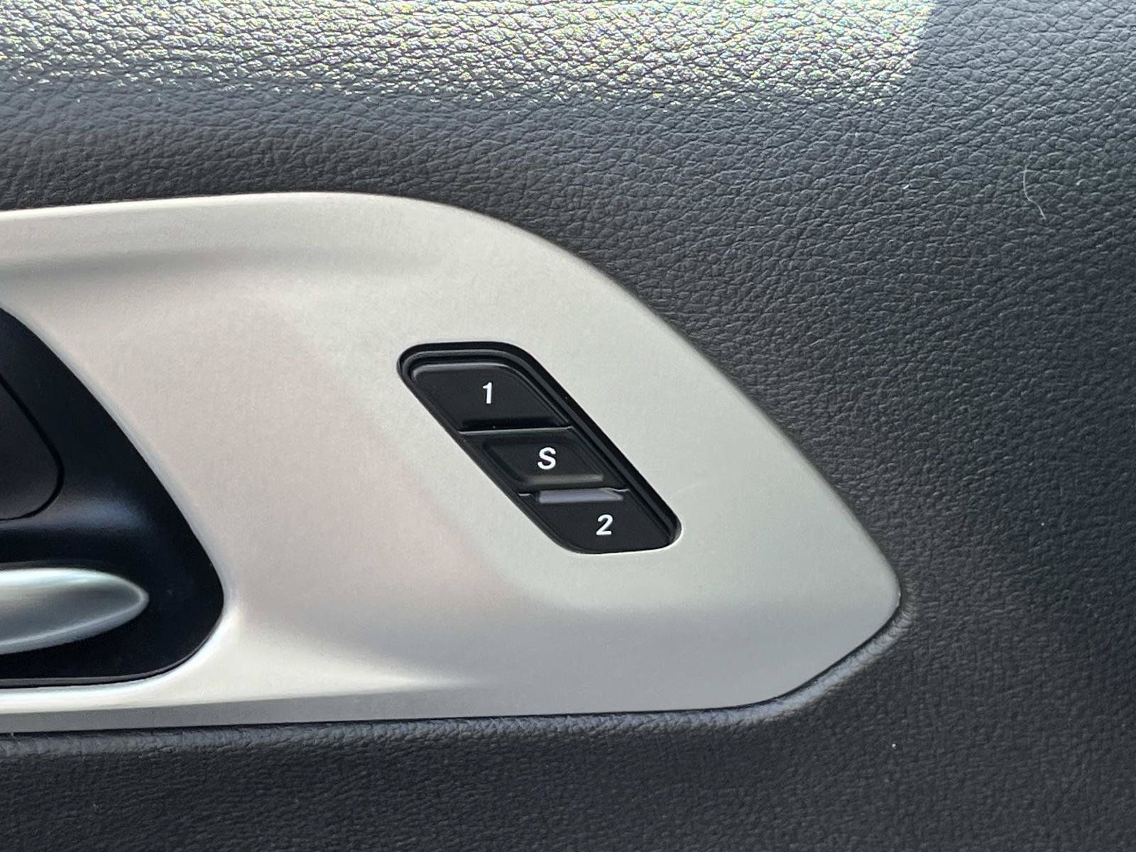 Used 2025 Chrysler Pacifica Limited FWD image 29