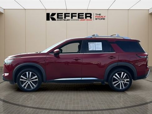 Used 2023 Nissan Pathfinder Platinum image 2