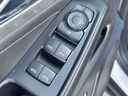 Used 2023 Chevrolet Traverse LT FWD image 17