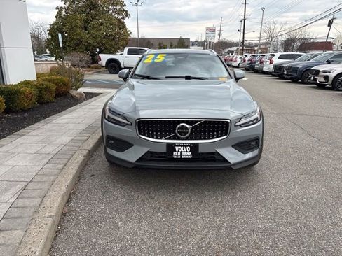 Used 2025 Volvo V60 B5 Cross Country Plus image 8