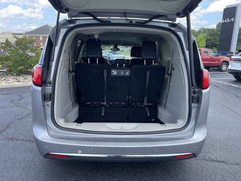 Used 2017 Chrysler Pacifica Touring-L FWD image 32