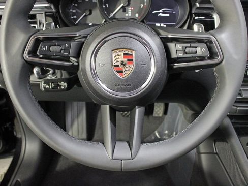 Certified 2025 Porsche Macan AWD/4WD image 21
