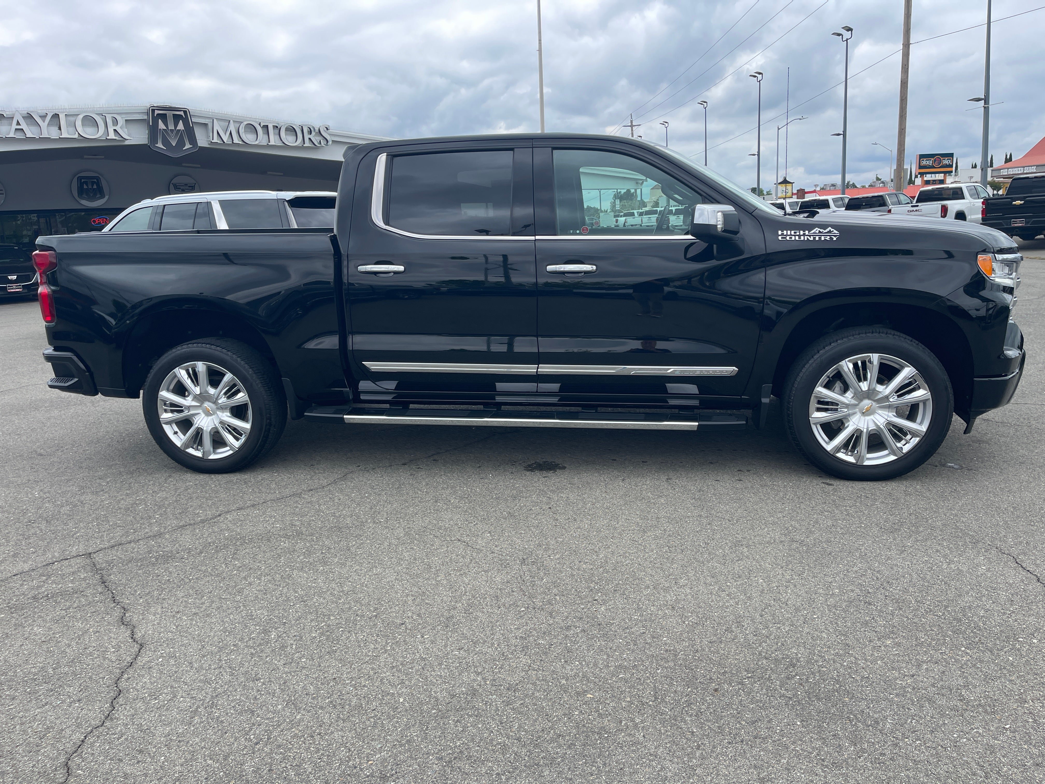 Used 2023 Chevrolet Silverado 1500 High Country w/ High Country Premium Package AWD/4WD image 4