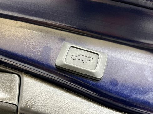 Used 2021 Toyota RAV4 XLE Premium image 12