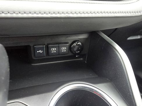 Used 2021 Toyota Highlander XLE AWD/4WD image 23