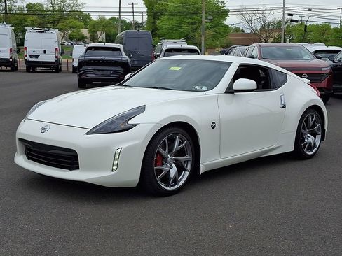 Used 2017 Nissan 370Z Coupe RWD image 3
