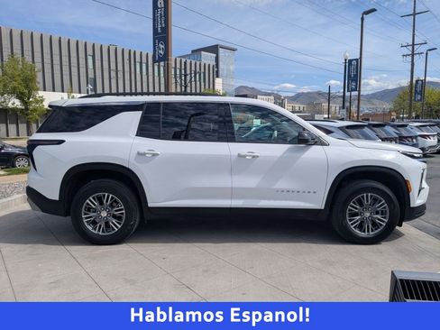 Used 2025 Chevrolet Traverse LT AWD/4WD image 2