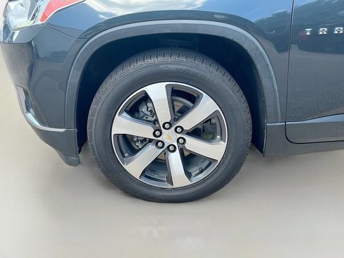 Used 2021 Chevrolet Traverse LT w/ LT Premium Package FWD image 32