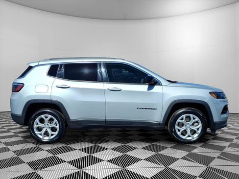 Used 2024 Jeep Compass Latitude AWD/4WD image 5