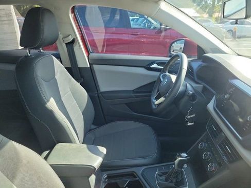 Certified 2022 Volkswagen Taos SE image 3