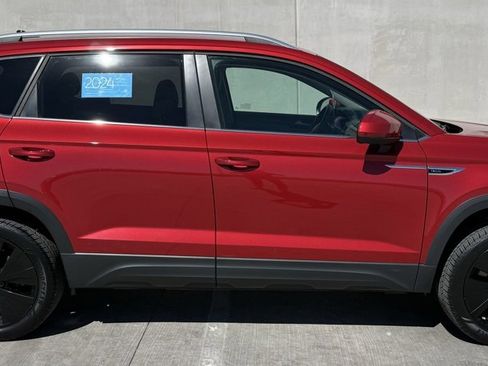 Certified 2024 Volkswagen Taos SE image 3