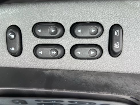 Used 2005 Ford Expedition XLT image 17