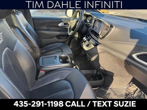 Used 2024 Chrysler Pacifica Select image 17