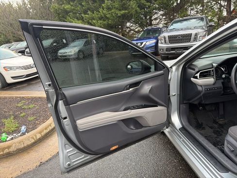 Used 2018 Toyota Camry LE image 9