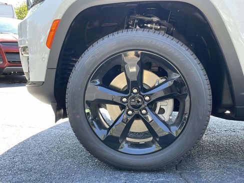 New 2025 Jeep Grand Cherokee L Limited w/ Luxury Tech Group II image 41