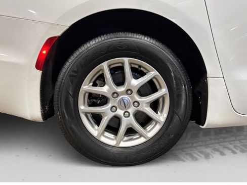 Used 2024 Chrysler Pacifica Touring-L FWD image 52