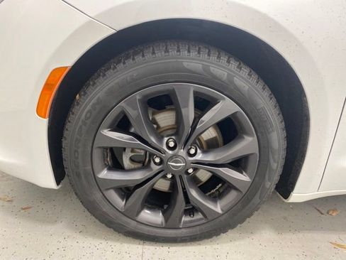 Used 2019 Chrysler Pacifica Touring-L Plus w/ S Appearance Package image 9