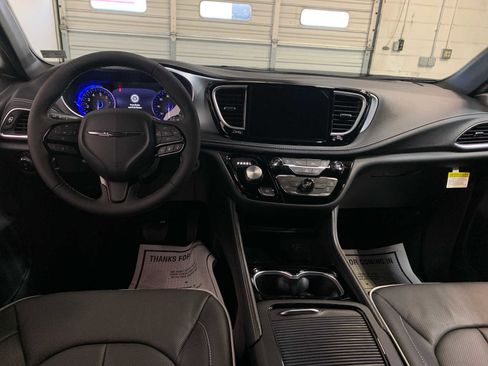 New 2026 Chrysler Pacifica Limited image 4