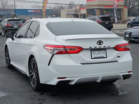 Used 2020 Toyota Camry SE w/ Blackout Package image 17