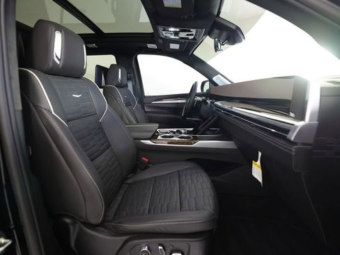 Used 2026 Cadillac Escalade Platinum Sport AWD/4WD image 10