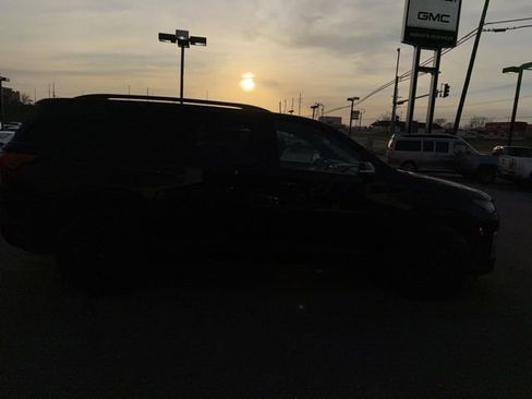 Used 2023 Chevrolet Traverse LT image 9