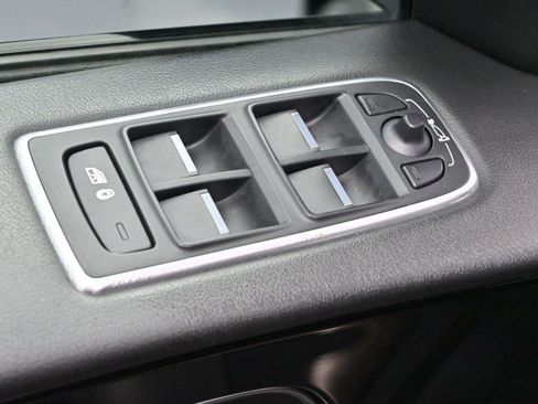 Used 2017 Jaguar F-PACE Premium image 12