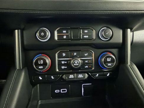 Used 2024 Chevrolet Suburban Z71 w/ Luxury Package image 21