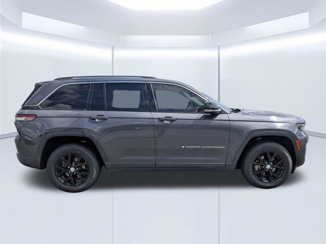 Used 2022 Jeep Grand Cherokee Limited w/ Trailer Tow Prep Group (B) RWD image 3