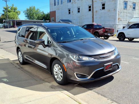 Used 2017 Chrysler Pacifica Touring-L FWD image 4