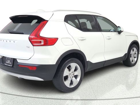 Used 2020 Volvo XC40 T4 Momentum FWD image 7