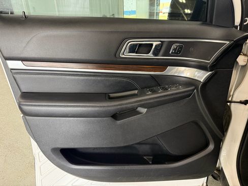 Used 2017 Ford Explorer Limited w/ Equipment Group 301A AWD/4WD image 11
