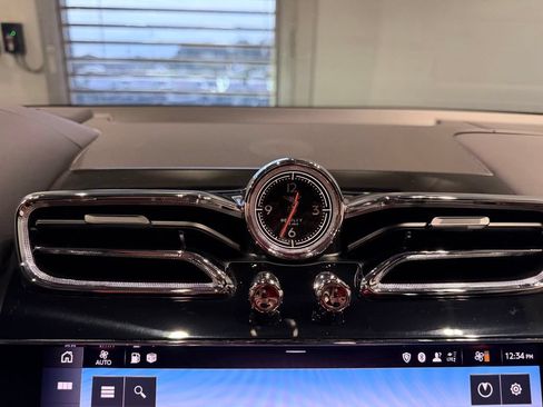 Used 2022 Bentley Bentayga AWD/4WD image 20