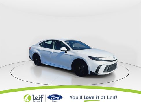 Used 2025 Toyota Camry SE image 2