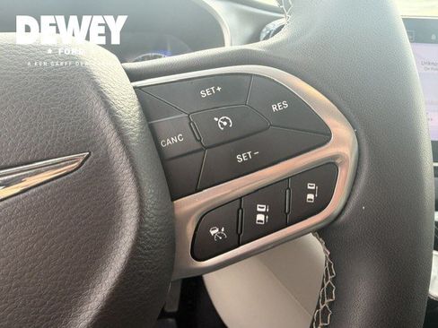 Used 2023 Chrysler Pacifica Touring-L FWD image 15