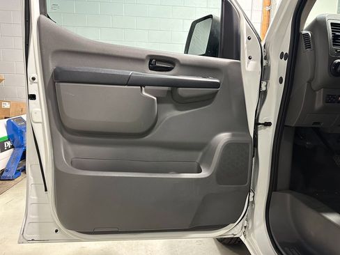 Used 2018 Nissan NV 2500 SV w/ Rear Door Glass Package image 19