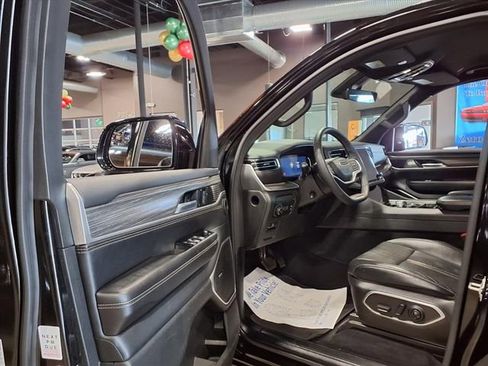 Used 2024 Jeep Wagoneer L Series II w/ Flexible Seating Group image 13