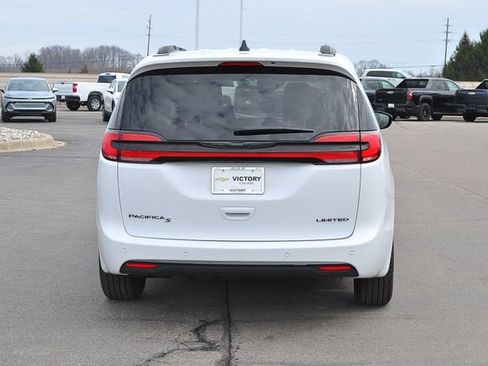 Used 2025 Chrysler Pacifica Limited FWD image 4